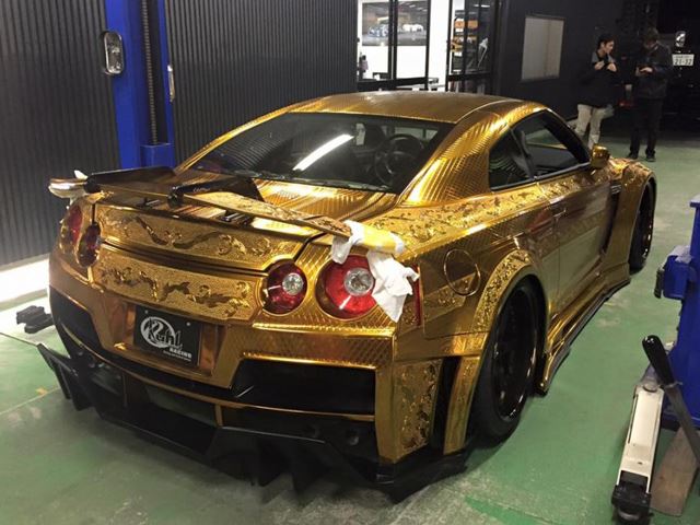 Безумный Nissan GT-R стал золотым для Токийского автосалона